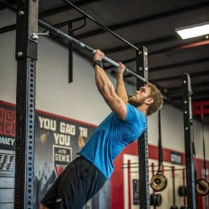 homme effectuant une traction