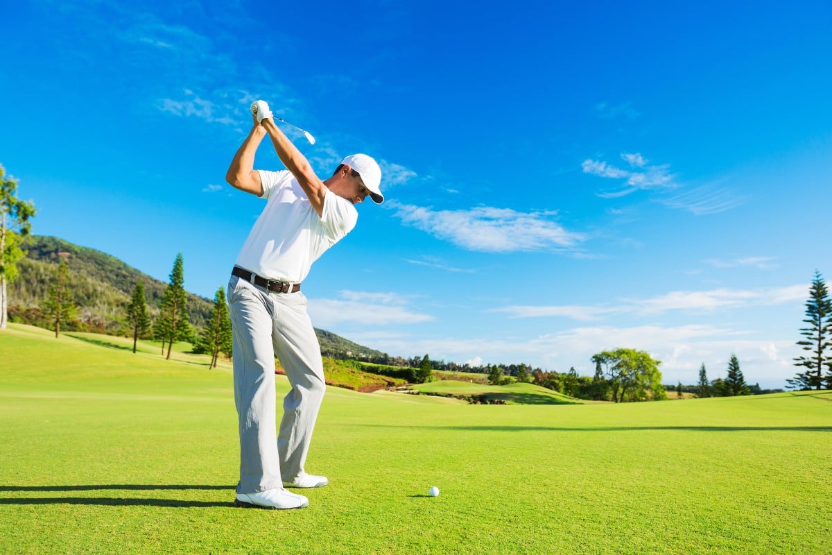 Homme jouant au golf